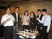 パーティーでの一コマ。和気あいあいとした雰囲気で楽しんでいます！