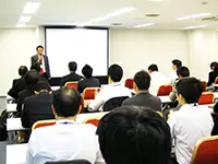 会社全体会議～社長から熱い言葉が飛び交っています～
