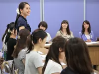 定期的なグループディスカッションで、接客をする仲間と交流することで、様々な情報交換を行っています。