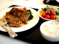 食堂メニューも充実♪サラダバーやフリードリンクもあります！