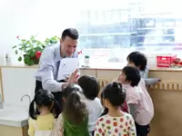 語学教育は“COCO塾”を運営するニチイならではのカリキュラム。子どもたちのイキイキとした笑顔が印象的