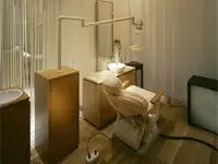 施術室は個室となっており、歯科衛生士や女性歯科医師など国家資格を持つプロが行います。
