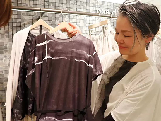 天然素材を生かし、職人の手仕事を感じるお洋服は、 三世代で愛用されるお客様も。