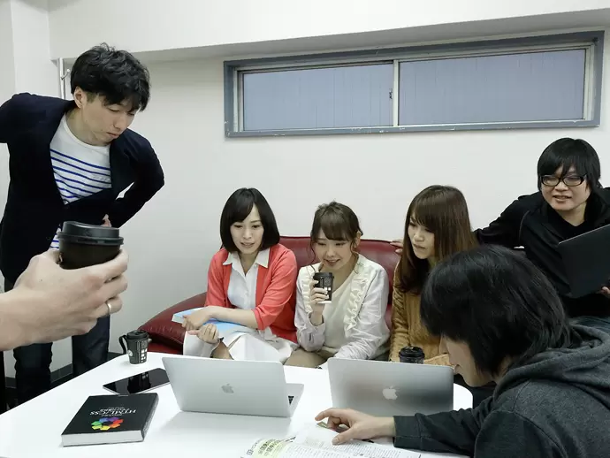 社員の写真を撮ろうとしたら、にぎやかなおしゃべりがスタート。いい意味で「ゆるい」のも当社の特徴です！