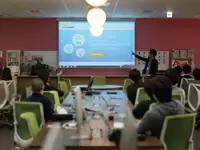 社内プレゼンのひとコマ。日々、新しいアイデアが生まれています。