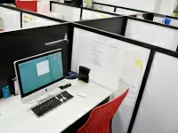 デスクは一人ひとり広々としたスペースをご用意！業務に集中できる環境です。