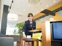 来店したお客様を最初にお出迎えする大事なお仕事です。大切なのはとびきりの笑顔でお出迎えする事です。