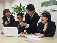 他店や本社のスタッフとも距離が近く、和やかな雰囲気でコミュニケーションをとっています。