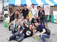 周辺地域への貢献活動として、チャリティーフリーマーケットなど様々なボランティアに取り組んでいます。