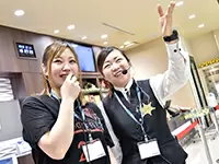 現場の声をもとに、当社がデザインした制服。店舗運営の隅々までスタッフの声が活かされています。