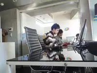 オフィス内の風景。コンクリート打ちっぱなしのオシャレな会社です★
