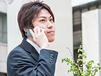 外出先からお客様へ連絡。希望の物件が見つかった際には逸早くその情報をお伝えしています。