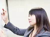 毎日の予定をしっかりとホワイトボードに、情報を共有することで効率的に業務を進めています。