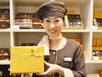 ゴディバに訪れるお客様の多くはリピーターの方。スタッフとの会話も楽しみの一つにご来店くださいます。