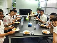 こちらは毎週水曜日に開催される「同じ釜の飯を食う会」。手作りカレーを通じて、仲間同士の絆を深めます♪