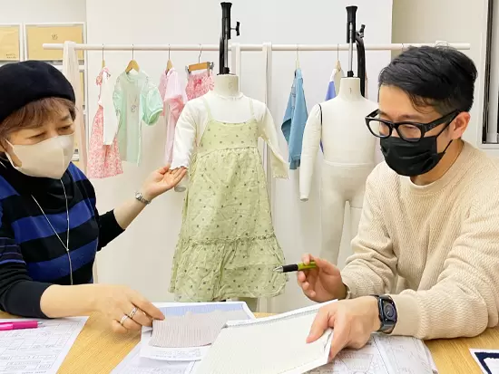 生地ひとつ、糸一本に至るまで、細部までこだわった服作りを行っています。
