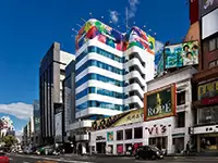原宿駅から徒歩5分(明治神宮前駅からは徒歩2分)。ファッション・ビューティの中心地で新たなスタートを！