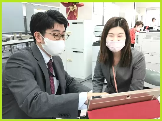 ✱お客さま先へお伺いする前に、保険見直しプランについて先輩からアドバイスをもらいます。