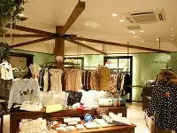 franche lippeeは着る人が主役になれる洋服です。お客様にとって居心地の良いお店を、作っていきましょう。