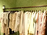 女性デザイナーによるこだわりの洋服がズラリ。あなたの接客でお客様の心を掴んでください。