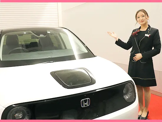 納車ではセレモニーを開催。お客様が大きい買い物をして喜んでいる姿をみると、嬉しい気持ちになりますよ♪