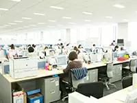 20～50代の幅広い年代の女性社員が活躍しています。働きやすさを選べるので、ムリなく長く働けます。