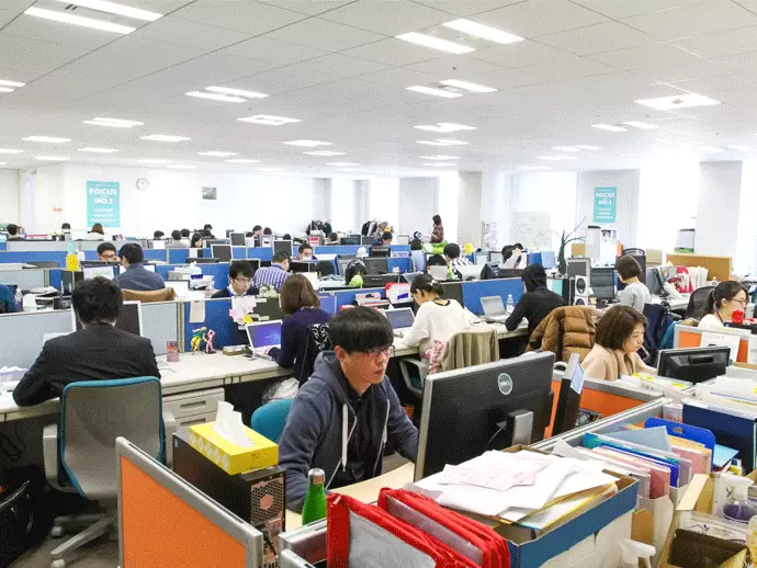 広々としたオフィスで、20代30代の仲間が活躍しています。