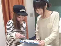 売れ筋を見て、商品部に「もっとこんな商品もほしいです！」とリクエストする内容を相談中。