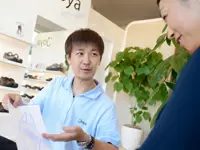 お客様へのヒアリングによって想定される日常の歩き方を考えて、当社のシューズをご提案していきます。