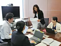 アドバイザー同士はとてもフランクな関係です。子育て中のママさん社員も多数活躍中！