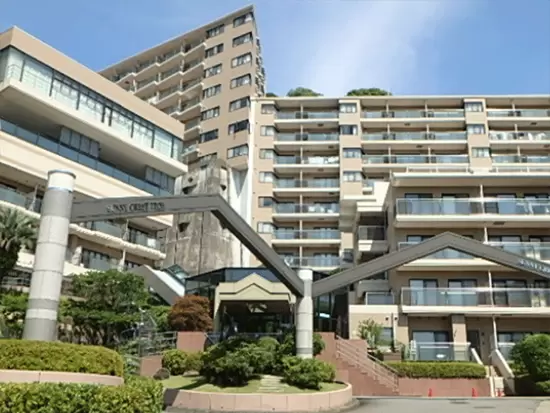 伊東駅徒歩の保養所（温泉、プール、ジム、レストランなどの施設を完備）。＜保養施設＞
