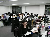 年齢や性別、国籍を問わず、様々なバックグラウンドを持つ仲間が働いています。