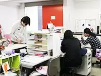 壁にはポスター、机の上にはフィギュアと、一般的なオフィスとは違う雰囲気が漂っています♪