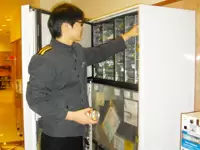 力仕事は男性スタッフがいるので安心！協力し合いながら、お客様をお迎えしています。