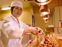40～50代の女性が社員としてイキイキ働いています。