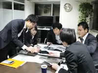 営業部との打ち合わせ風景。バックオフィスからメンバーを支えていきます。