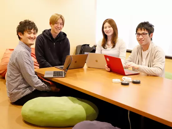 若手社員を中心に活気あふれる社内。少数精鋭ながら圧倒的な実績を誇っています。