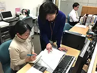 入職後は先輩職員がマンツーマンで指導にあたります。わからないことはどんどん質問してください