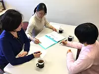 チームワークが大切！時には看護師や受付などクリニックのスタッフとも連携して仕事を進めます