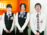 スタッフは男女とも20代、30代が中心。接客の方法などを情報交換して、スキルアップできる環境ですよ！