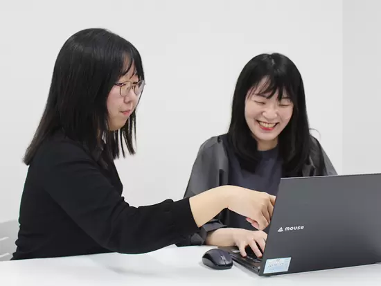 多くの女性社員が在籍中。女性が働きやすい明るく、落ち着いた職場環境です。
