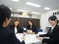 退社前はみんな揃ってミーティング。明日のクリーニングの予約や目標を確認してモチベーションを高めます。