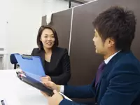 後輩の質問に丁寧に答える先輩スタッフ。未経験スタートが多い当社ならではの風景です。