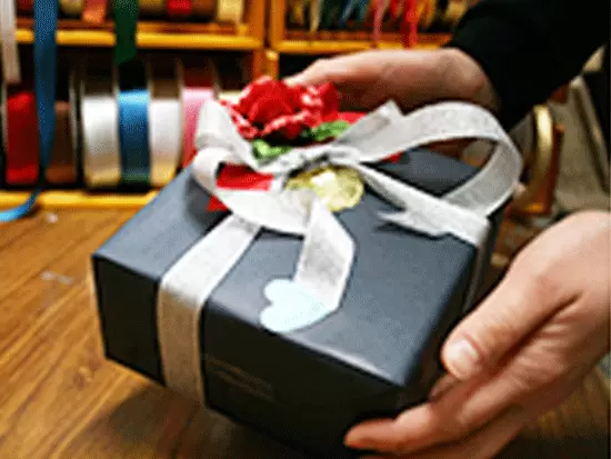 「幸せが逃げないように」という想いを込めて折り目はピッタリと。プロが一つひとつ丁寧に包装しています。