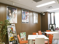社内の壁面には栗山千明や神田うのなどの宣伝ポスターがズラリ。