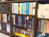 手がけた有名映画・番組のDVDなども保管されています。