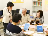 受講生はシニア層の方も多くいらっしゃいます。雑談を織り交ぜながら楽しく授業を行っています。