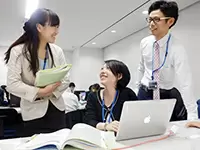 仲間同士で分からないことを補うことも。風通しの良い職場環境なので、気軽に質問できるのも魅力です。