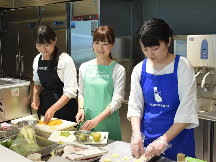調理を通して、お客様に当社の製品をもっと深く知ってもらうこともお仕事の一つです！
