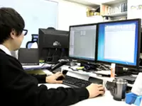 デュアルディスプレイを導入。二つの画面を見ながら効率的に作業が進められる環境です。